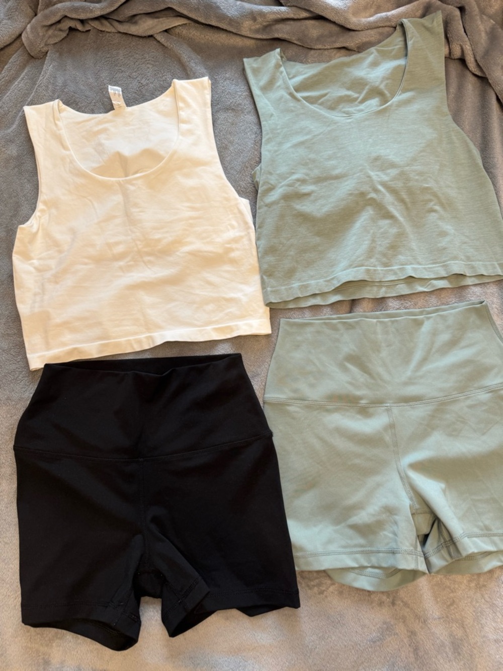 Yogalicious Lux Everyday 3.5" Shorts & Top Set - M